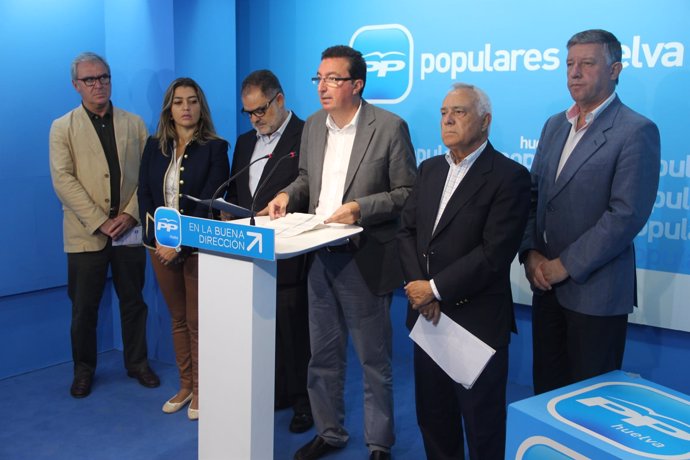 El presidente del PP de Huelva, Manuel Andrés González, con senadores del PP.