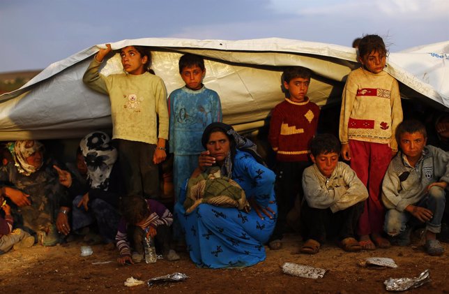 Refugiados sirios siendo evacuados de Kobani.