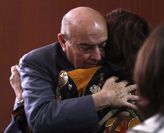 Ex ministro de Economía de Argentina Domingo Cavallo abraza a su mujer