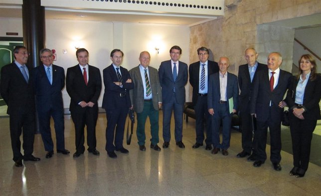 Intervinientes junto a autoridades presentes en el acto en defensa de la unidad 