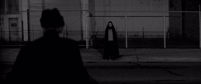 Fotograma de 'A girl walks home alone at night'