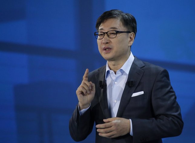 Boo-Keun Yoon, Presidente y CEO de Samsung Electronics en una presentación. 