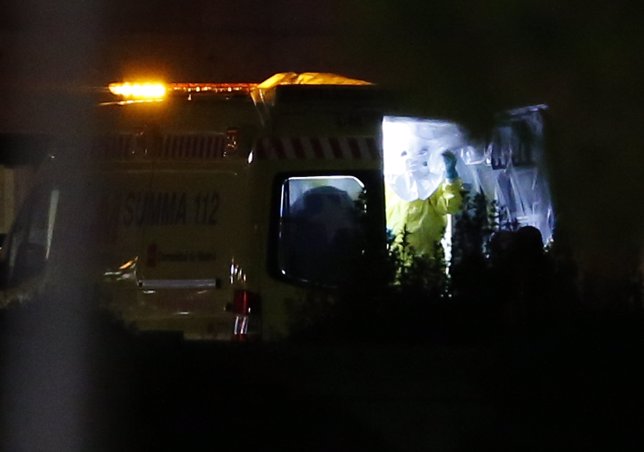Ambulancia con la enfermera española contagiada de ébola