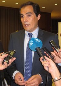 Nieto defiende la decisión "adecuada" de López porque en el PP "siempre" se eligen "los intereses ciudadanos"