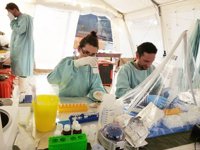 Ebola.- L'auxiliar d'infermeria encomanada està rebent sèrum de la germana Paciencia, que va superar la malaltia
