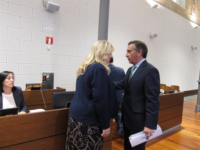Beamonte habla con la alcaldesa de Sos antes del pleno