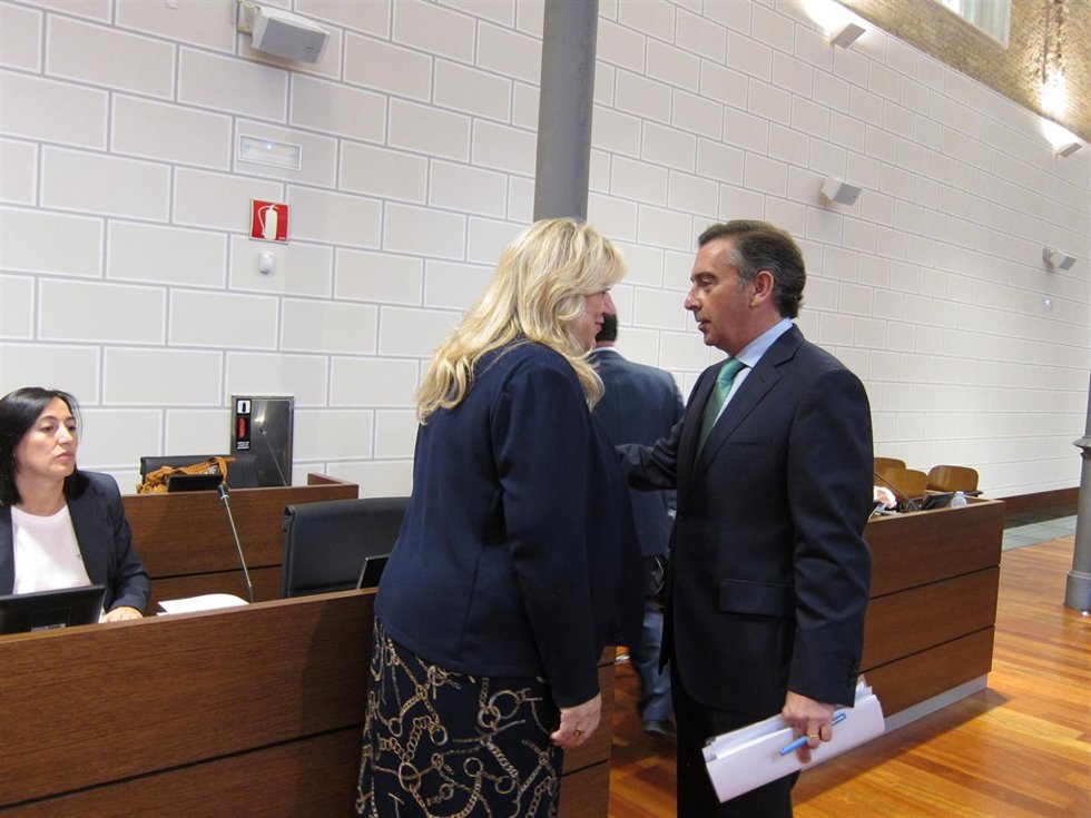 Beamonte habla con la alcaldesa de Sos antes del pleno