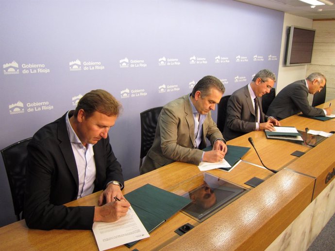 Firma convenio con Alberite, Manjarrés y Aguilar con el Gobierno riojano