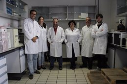 Científicos que trabajan para encontrar productos contra el Ébola