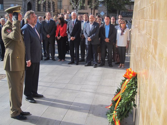 Belloch y el Comandante Militar de Zaragoza homenajean víctimas San Juan Panetes