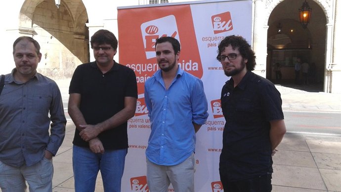 Alberto Garzón, en el centro, en Alicante