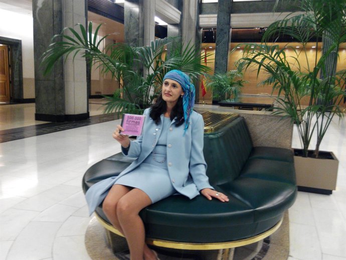 Beatriz Figueroa, paciente con cáncer. Entrega firmas en el Congreso