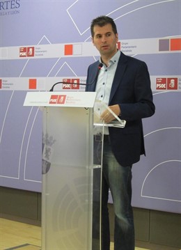 Luis Tudanca comparece ante los medios en las Cortes