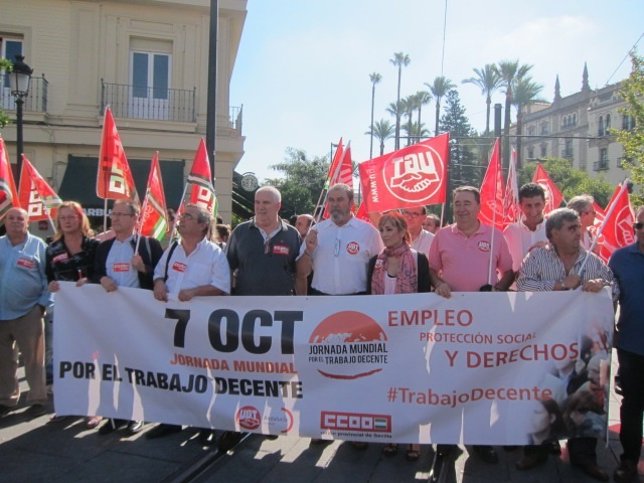 Concentración de UGT y CCOO por el Día del Trabajo Decente