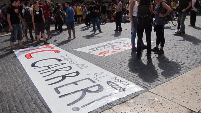Estudiantes de ESO se manifiestan por Barcelona para exigir votar en la consulta