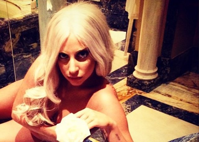 Lady Gaga nudista: Adorno estar desnuda, corriendo por mi habitación del hotel