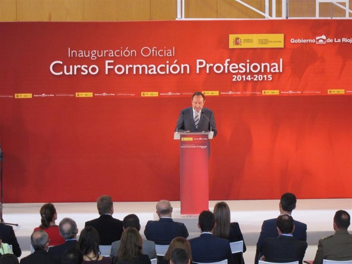 Sanz durante su discurso ante los Reyes