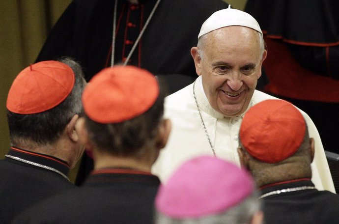 Papa sonríe mientras habla con los cardenales en el sínodo de los Obispos. 