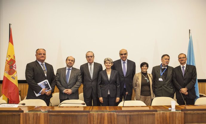 El presidente de Abertis, Salvador Alemany, con miembros de la Unesco en París