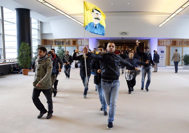 Manifestantes kurdos irrumpen en el Parlamento Europeo en Bruselas