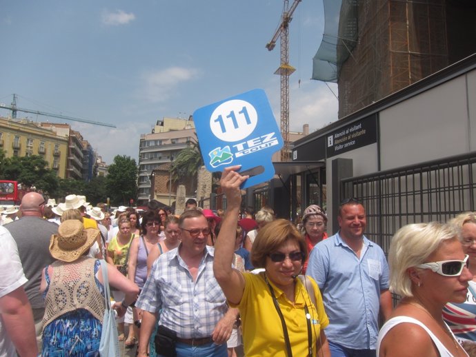Una guía turística con un grupo ante la Sagrada Família de Barcelona