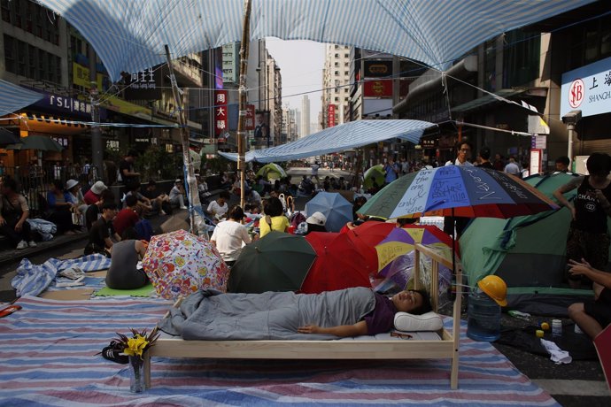 Un manifestante en Hong Kong durmiendo en una cama en Nathan Road