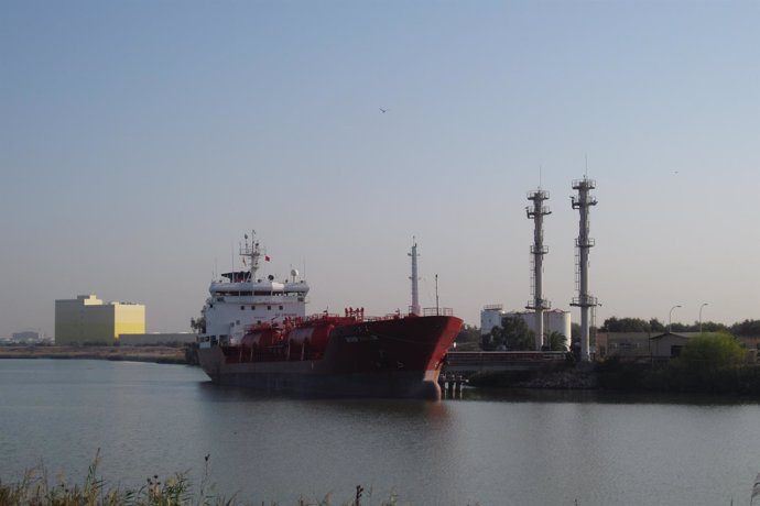 Una nave en la zona portuaria.