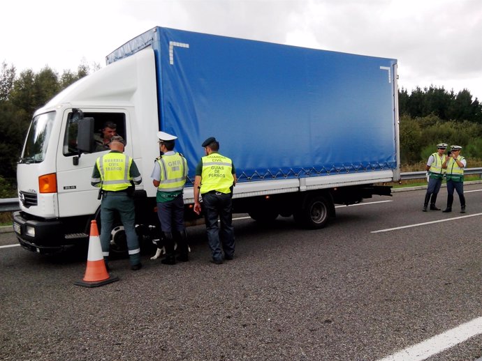 La Guardia Civil de Ourense participa en un operativo contra el tráfico de vehíc