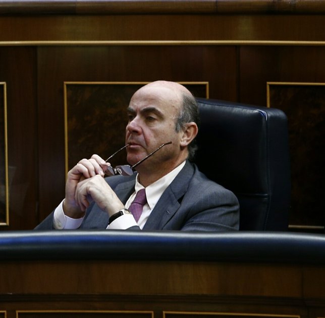 Luis De Guindos, ministro de Economía, en su escaño del banco azul 