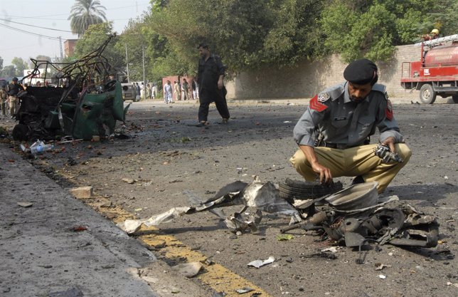 Un oficial de policía recoge pruebas de un atentado en Peshawar.
