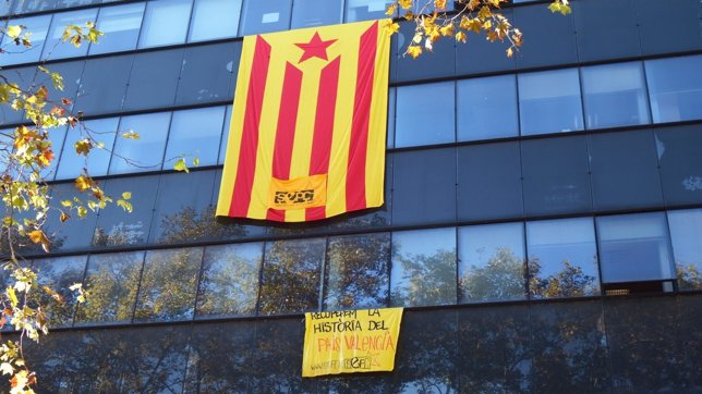 Bandera colgada por el SEPC en la Universitat de València