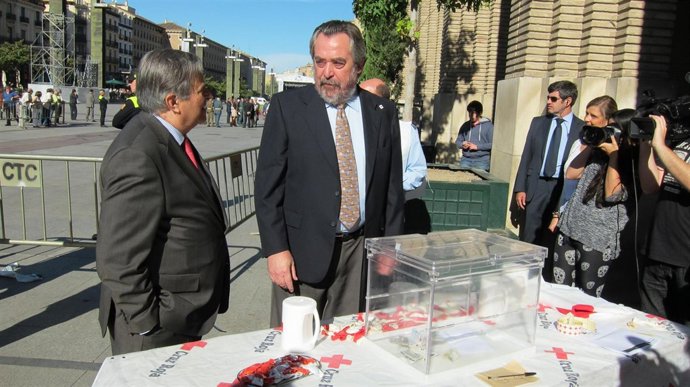 Belloch participa en el 'Día de la Banderita' de Cruz Roja