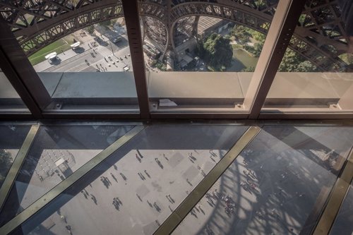 La Torre Eiffel estrena un piso de cristal de vértigo