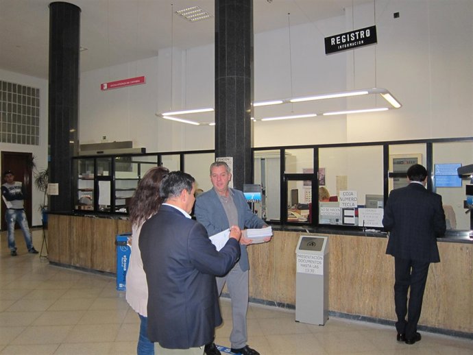 Los comerciantes registrando las firmas