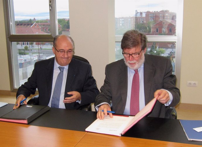 Domingo San Felipe (i) y Santiago Aparicio (d) firman el convenio