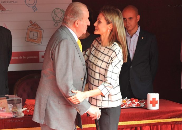 El Rey Juan Carlos donativo mesa cuestacion día banderita Reina Letizia