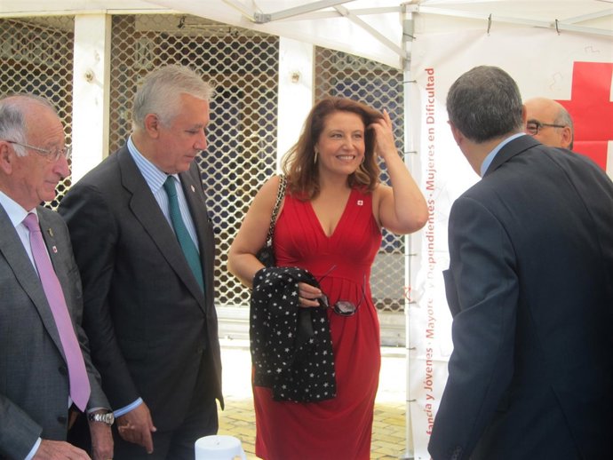 En el centro, la delegada del Gobierno en Andalucía, Carmen Crespo