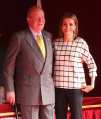 La Reina Letizia recibe el donativo del Rey Juan Carlos para Cruz Roja