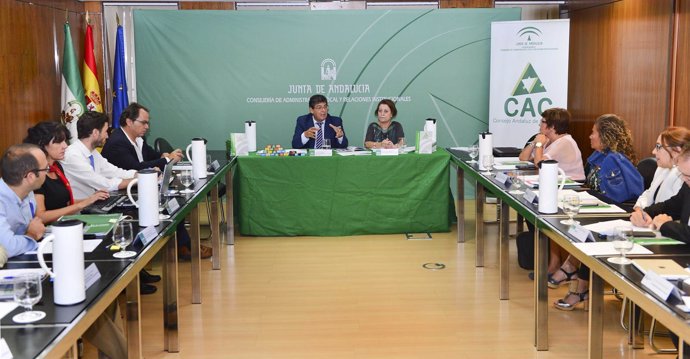 Valderas preside la reunión del Consejo Andaluz de Consumo