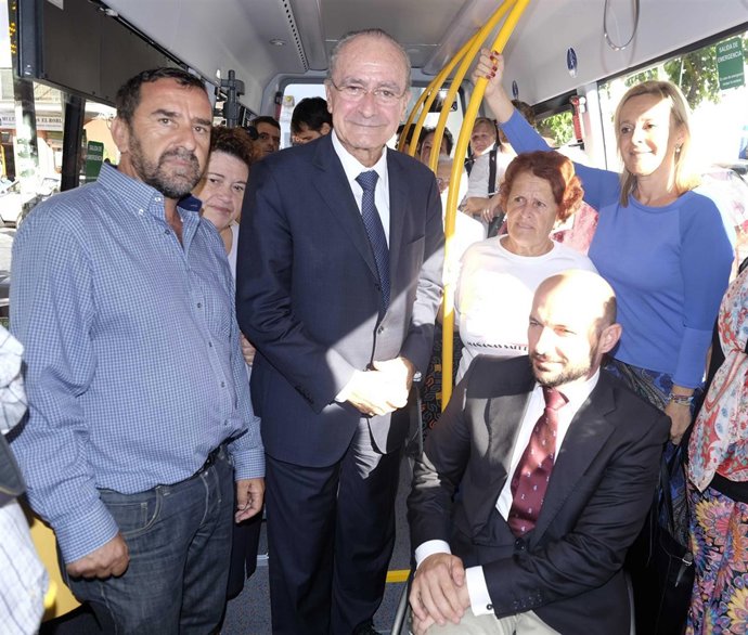 Francisco de la Torre, Raúl López y María Victoria Romero en un autobús