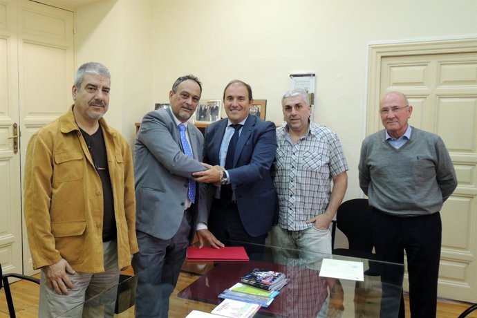 Alcalde de Alcalá con los libreros