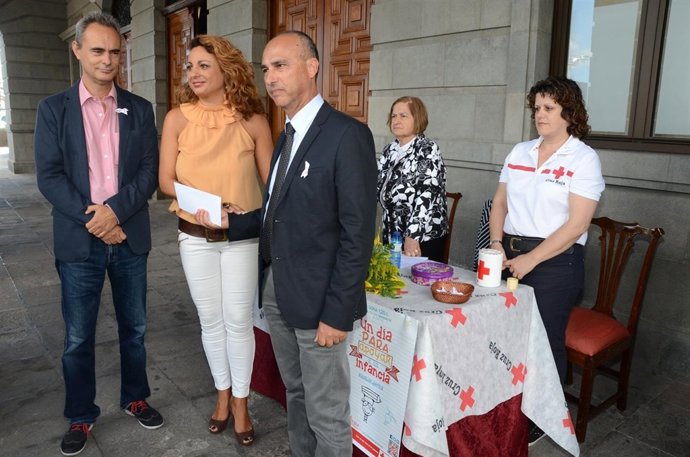 Cristina Valido realiza su donativo