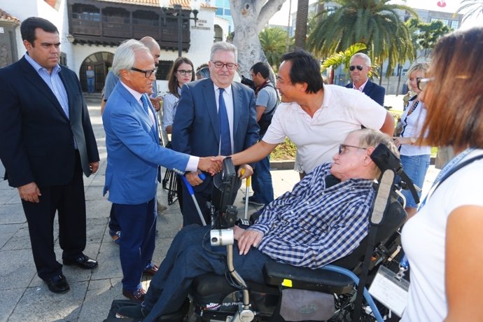 Stephen Hawking con autoridades de Gran Canaria