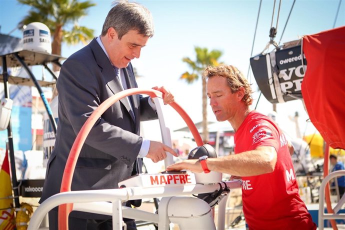 Iker Martínez enseña el 'MAPFRE'  a Miguel Cardenal