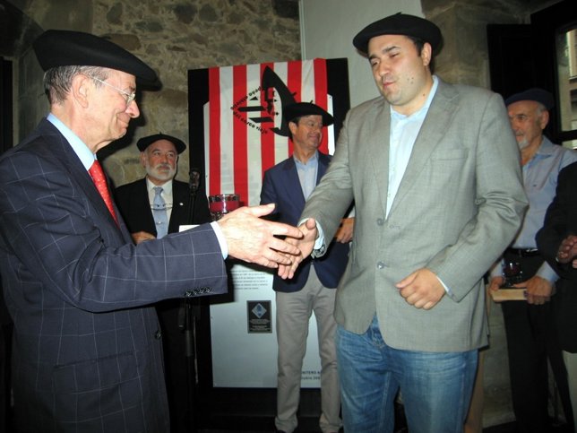 Alejandro Azkuna recibe el premio de manos del alcalde