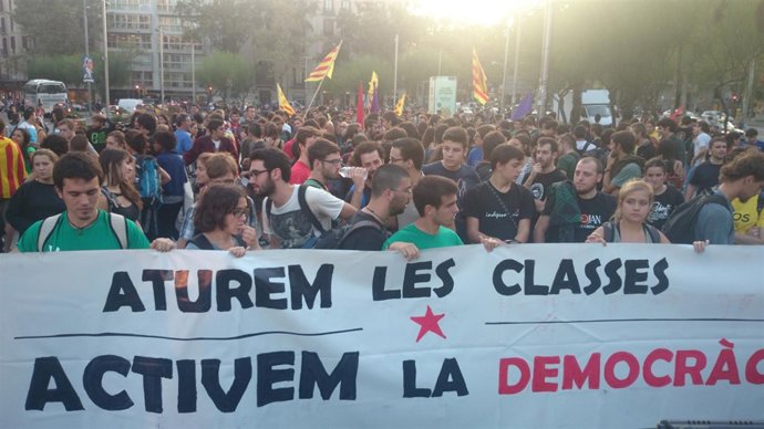 Manifestación de estudiantes a favor del 9N