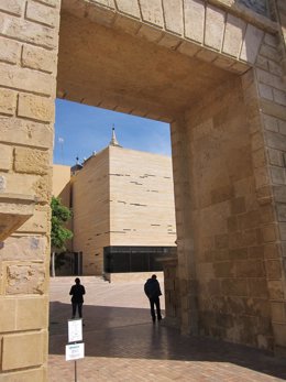El Centro de Recepción de Visitantes visto a través de la Puerta del Puente