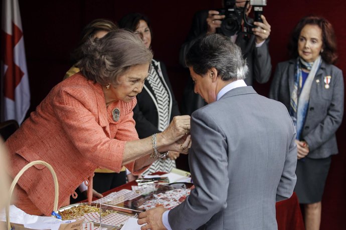 González y la Reina Sofía ene l Día de la Banderita