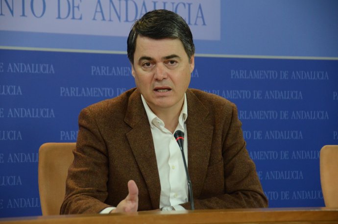 Carlos Rojas en rueda de prensa en el Parlamento de Andalucía