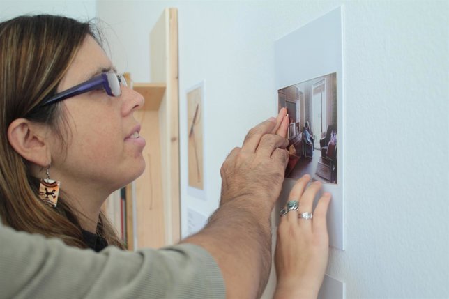 Anaïs García, de ONCE Cultura, ante una reproducción en relieve